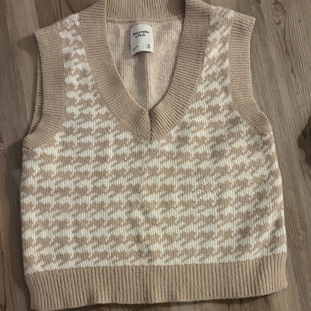 American Eagle Outfitters Beige and White V-Neck Sweater Vest